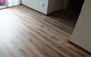 pose de parquet dans une pièce